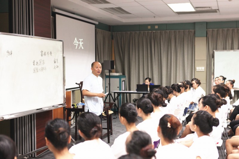 董事长夏宁先生为我们上课